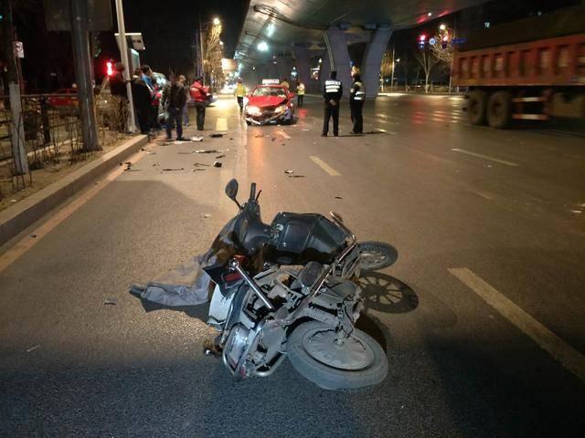 沈阳深夜三人被出租车撞飞二十多米 现场惨烈
